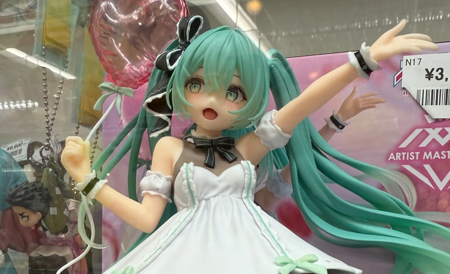 ショーケースに飾られた初音ミクのフィギュア